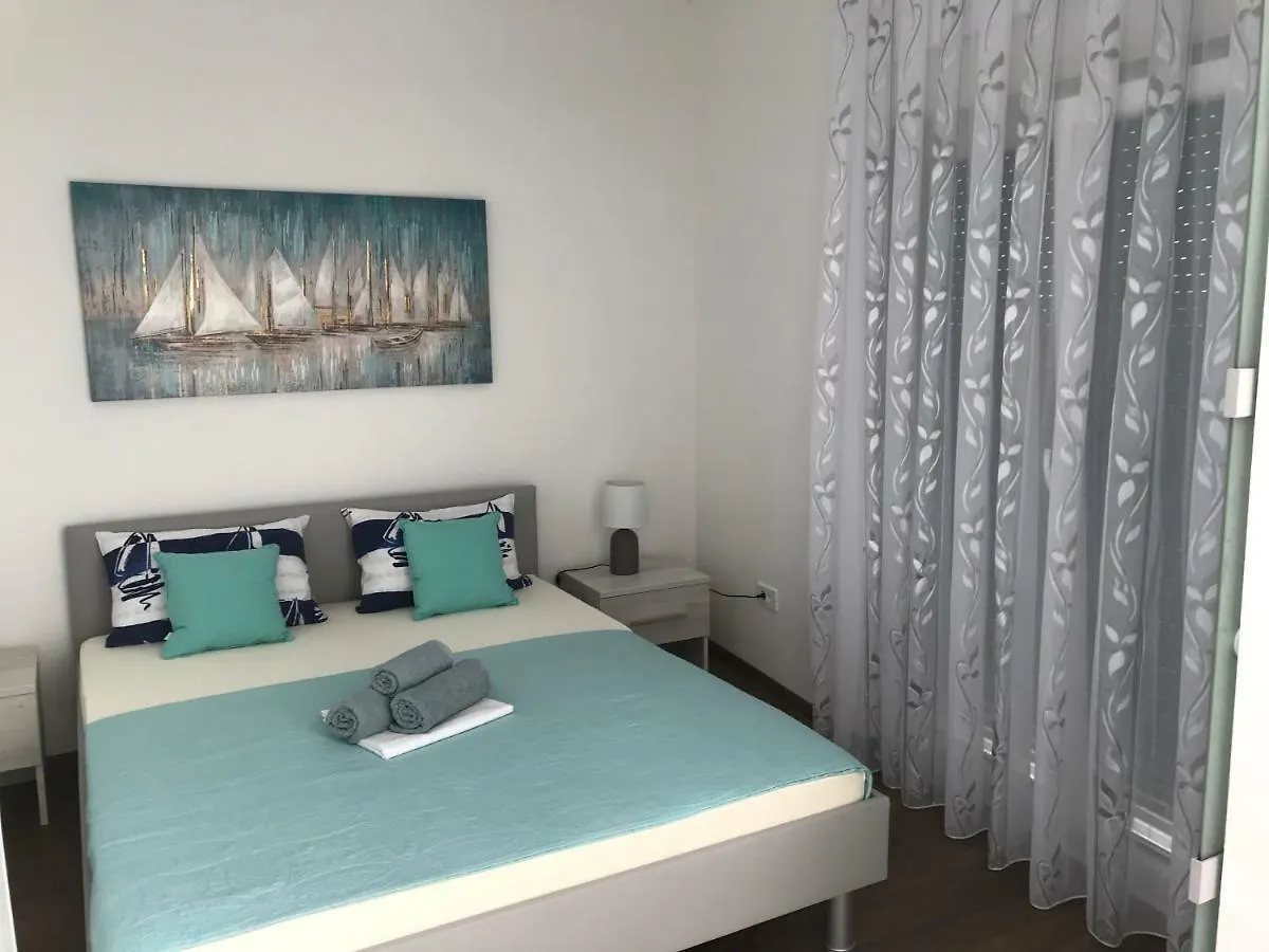 Apartment Apartmani Anloma Lorainne Povljana Croatia