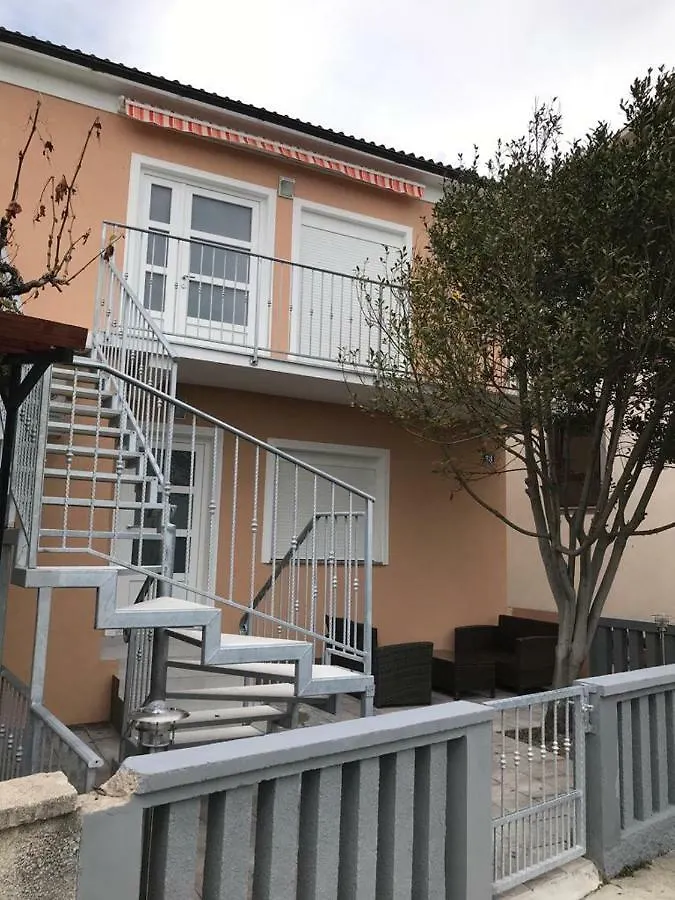 Apartment Apartmani Anloma Lorainne Povljana